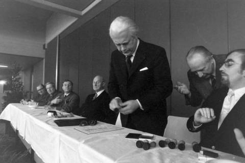 ARH NL Mellin 02-193/0010, Männer unterzeichnen Dokumente bei einer Versammlung, um 1970