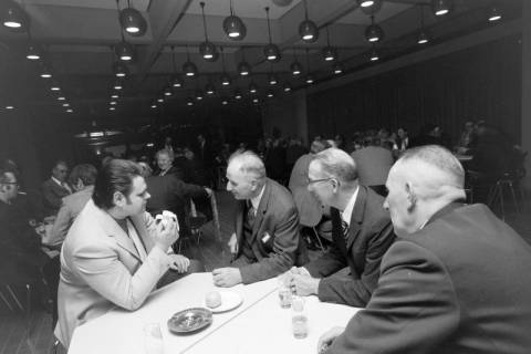 ARH NL Mellin 02-194/0007, Gemeinschaftliches Essen bei einer Versammlung, um 1970