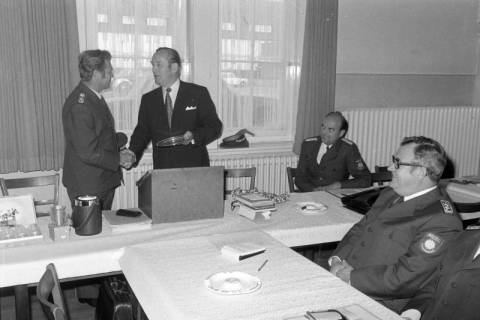 ARH NL Mellin 02-194/0009, Überreichung eines Ehrentellers an einen Polizisten, um 1970