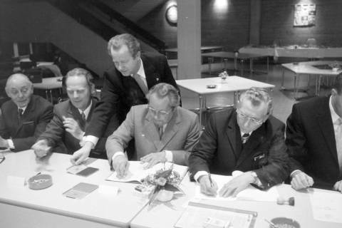 ARH NL Mellin 02-194/0018, Männer unterzeichnen Dokumente bei einer Versammlung, um 1970