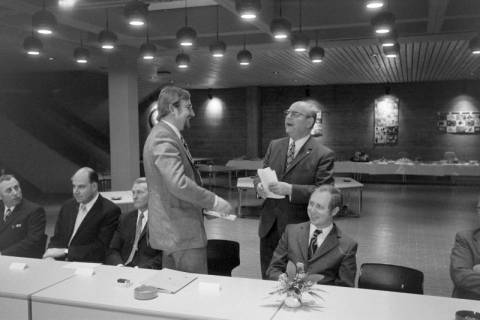 ARH NL Mellin 02-194/0019, Männer bei einer Versammlung, um 1970