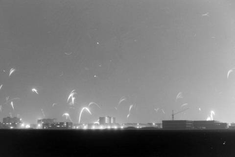 ARH NL Mellin 02-195/0009, Feuerwerk über der Skyline einer Stadt, um 1970