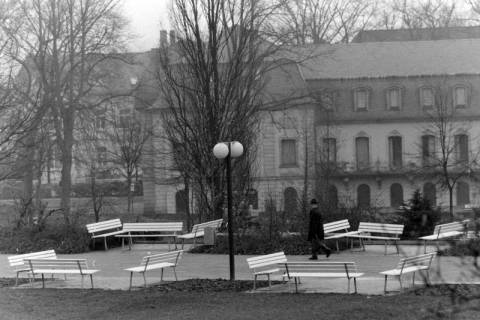 ARH NL Mellin 02-198/0006, Blick über Sitzbänke auf das ehemalige Große Badehaus, Bad Nenndorf, um 1970