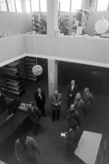 ARH NL Mellin 02-199/0005, Gruppe von Männern in einer Bibliothek, um 1970