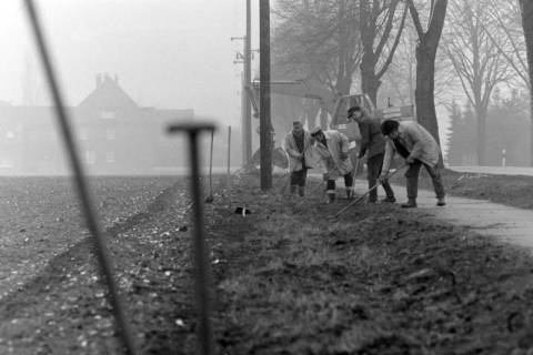 ARH NL Mellin 02-199/0009, Instandhaltungsarbeiten an einem Fußgängerweg, um 1970