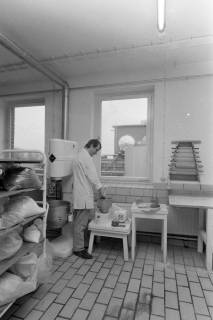 ARH NL Mellin 02-200/0001, In einer Küche, um 1970