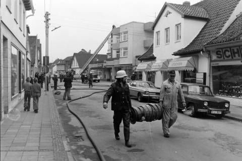 ARH NL Mellin 02-200/0005, Feuerwehr nach einem Brand (oder einer Übung?) im Tapetenhaus Dehne, Burgdorf, um 1970