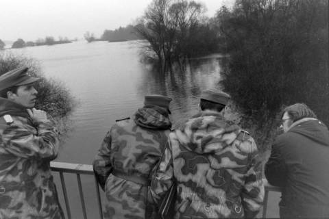ARH NL Mellin 02-200/0009, Bundesgrenzschutz? bei Hochwasser auf einer Brücke, um 1970