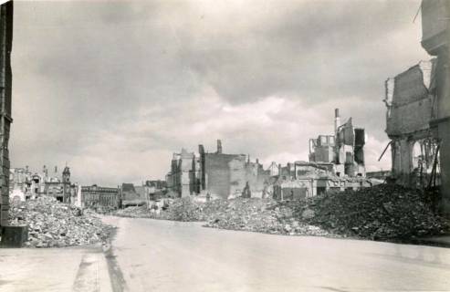 ARH Slg. Mütze 002, Artilleriestraße (heute Kurt-Schumacher-Straße) nach provisorischer Trümmerräumung, Hannover, zwischen 1943/1949
