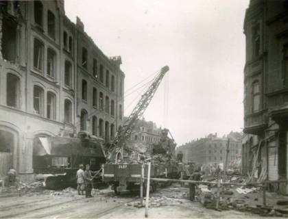 ARH Slg. Mütze 004, Trümmerräumung in der Celler Straße (heute Lister Meile), Ecke Drostestraße mit Blick zur Wedekindstraße, mit französischen Kriegsgefangenen im Vordergrund, Hannover, zwischen 1943/1945