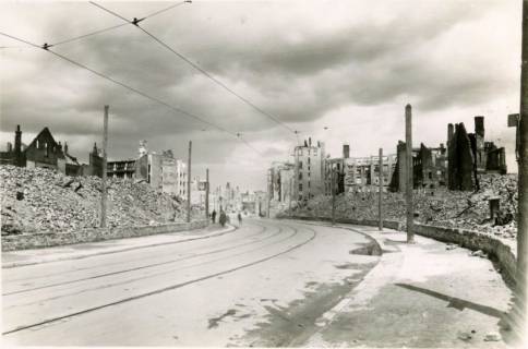ARH Slg. Mütze 014, Trümmer in der Grupenstraße (heute Karmarschstraße), Hannover, zwischen 1943/1949