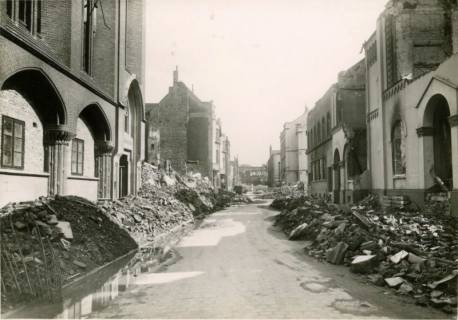 ARH Slg. Mütze 019, Provisorische geräumte Trümmer in der Herrenstraße, Hannover, zwischen 1943/1949