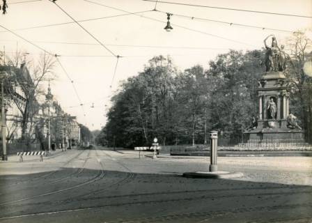 ARH Slg. Mütze 030, "Kriegerdenkmal" vor der Eilenriede (Ecke Hohenzollernstraße / Emmichplatz) zum Andenken an die Gefallenen des Krieges 1870/71, ohne Datum