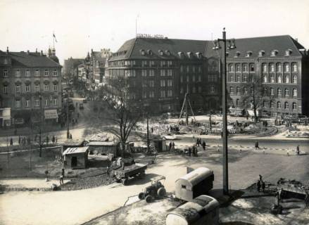 ARH Slg. Mütze 042, Umbau des Ernst-August-Platzes und Blick in die Schillerstraße, Hannover, 1938