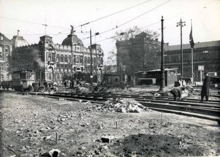 ARH Slg. Mütze 064, Umbau des Ernst-August-Platzes, im Hintergrund die Hauptpost (links), Hannover, 1938