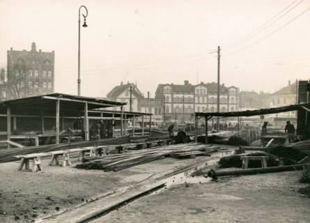 ARH Slg. Mütze 122, Stahllager und Biegetische an der Baustelle des Luftschutzbunkers am Klagesmarkt, Hannover, 1942