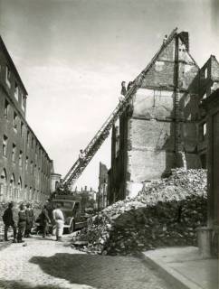 ARH Slg. Mütze 212, Trümmerräumung mit Drehleiter in der Henriettenstraße (heute Sonnenweg), Hannover, zwischen 1943/1945