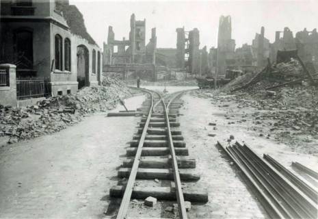 ARH Slg. Mütze 222, Gleise einer Kleinbahn zur Trümmerräumung, Hannover, zwischen 1943/1949