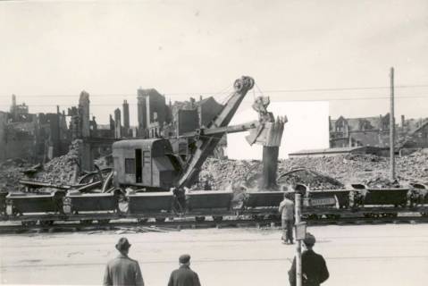 ARH Slg. Mütze 233, Befüllen von Loren einer Kleinbahn im Rahmen der Trümmerräumung, Hannover, zwischen 1943/1949