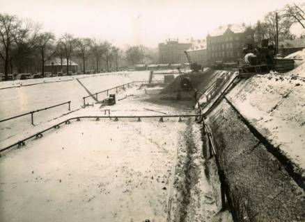 ARH Slg. Mütze 234, Baugrube für den Bau eines unterirdischen Luftschutzbunkers am Klagesmarkt zwischen Otto-Brenner- und Theodorstraße, Hannover, zwischen 1939/1940