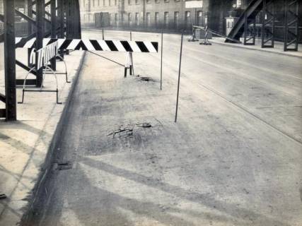 ARH Slg. Mütze 286, Aufgequollenes, mit Bitumen durchtränktest, Holzpflaster in der Spinnereistraße, Linden, vor 1945