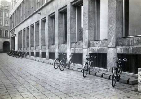 ARH Slg. Mütze 288, Fahrradständer am Hauptpostamt. Hannover, 1952