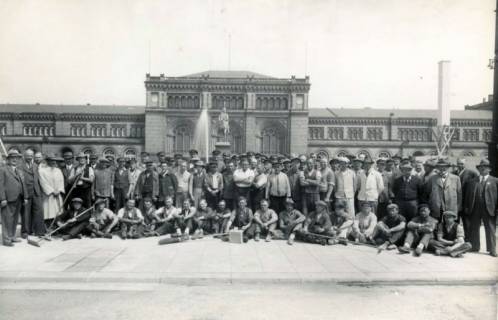 ARH Slg. Mütze 299, Ernst-August-Platz mit Baumannschaft und Planern des Umbaus, Hannover, um 1938