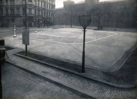 ARH Slg. Mütze 307, Ehemaliger Justizpalast im Hintergrund (auf dem Platz im Vordergrund wurde 1923 die 1. Tankstelle (BP OLEX) in Hannover eröffnet), Hannover, um 1922