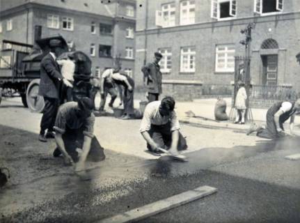 ARH Slg. Mütze 325, Straßenbau vor der Konrad-Hänisch-Straße Nr. 4 / Ecke Heinrich-Meister-Allee, Hannover, zwischen 1930/1945
