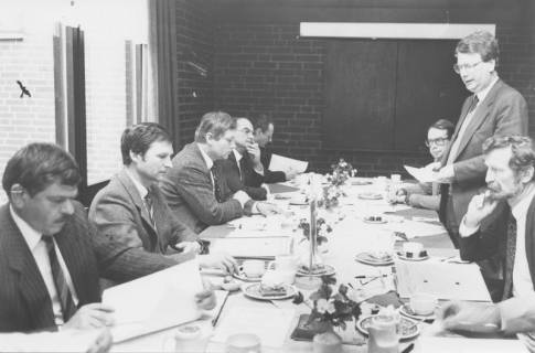 ARH Slg. Bartling 75, Beratung am Tisch mit 8 Herren, um 1985