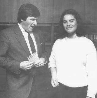 ARH Slg. Bartling 139, Dietmar Kansy (MdB, CDU) im Gespräch mit einer jungen Frau, um 1985