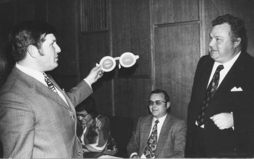 ARH Slg. Bartling 167, Dietmar Kansy, MdB (CDU), überreicht dem Landrat Alfred Semsroth (SPD) eine Scherzbrille, 1972