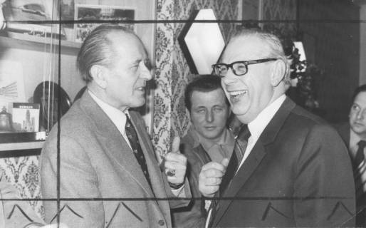 ARH Slg. Bartling 195, Michael Baldauf, MdL (CDU) (links) mit Hans-Adolf de Terra, Regierungspräsident, 1974
