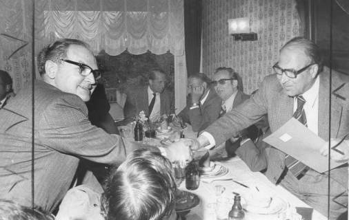 ARH Slg. Bartling 198, Herbert Gubba, Bürgermeister, reicht N. N. über den Tisch seine Hand, 1974