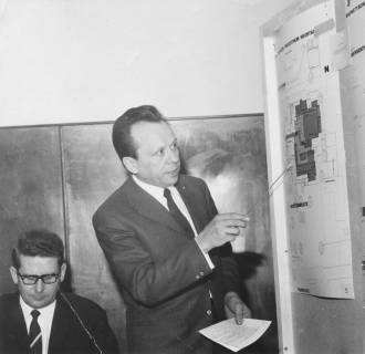 ARH Slg. Bartling 206, Architekt Wilfried Ziegemeier, Hannover, erläutert die Baupläne zum FZZ, um 1969