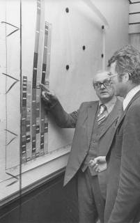 ARH Slg. Bartling 208, Stadtkämmerer Opitz erläutert dem Bürgermeister Temps eine Statistik der Jahre 1973-1975 an der Magnettafel, um 1975