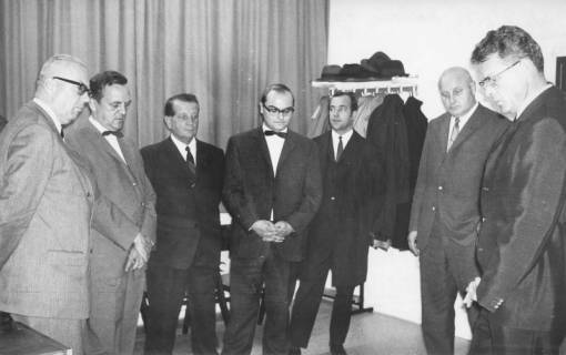 ARH Slg. Bartling 210, 7 Männer im Halbkreis stehend, um 1975