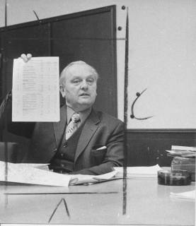 ARH Slg. Bartling 219, Helmut Opitz, Stadtkämmerer, ein Blatt mit einer Tabelle hochhaltend, um 1975