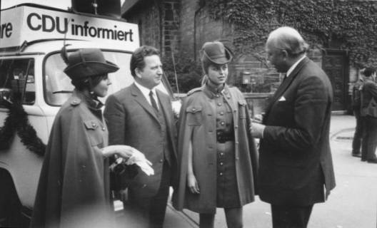 ARH Slg. Bartling 226, Landesminister Dr. Narjes (rechts) im CDU-Wahlkampf, 1969