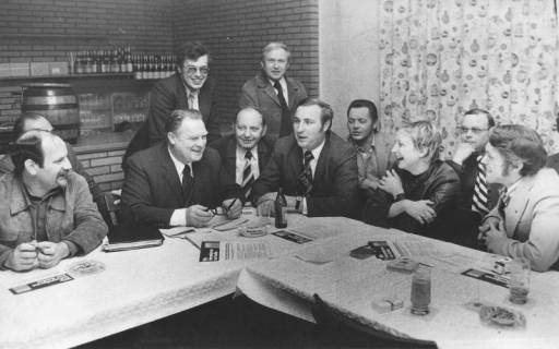 ARH Slg. Bartling 243, Heinz Westphal, parlamentarischer Staatssekretär (SPD) im Bundesministerium für Jugend und Familie, in Gesellschaft von Neustädter SPD-Politikern, 1974