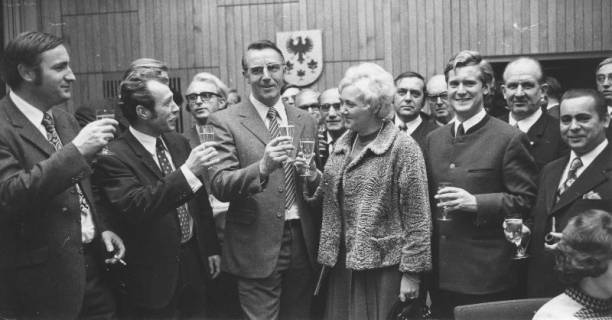 ARH Slg. Bartling 255, Friedel Schirmer, MdB (SPD), beim Sektempfang im FZZ, um 1980