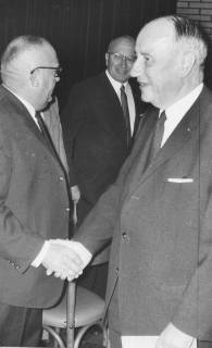 ARH Slg. Bartling 271, Georg Diederichs, Ministerpräsident des Landes Niedersachsen (SPD), gratuliert Friedrich Falkmann, Eilvese, 1969