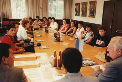 ARH Slg. Bartling 274, Empfang von tunesischen Schülern im Rathaus durch Bürgermeister Henry Hahn, 1983