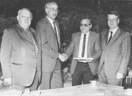 ARH Slg. Bartling 285, N. N. überreicht Karl Faßhauer (2. v. r.) ein Buch, links Henry Hahn, Bürgermeister, rechts Gernot Feldmann,, um 1980