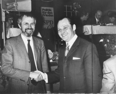 ARH Slg. Bartling 301, Peter von Oertzen, niedersächsischer Kultusminister, wird begrüßt von Claus Baron auf einer SPD-Veranstaltung, 1972