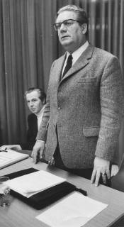 ARH Slg. Bartling 302, Richard Lehners, Niedersächsischer Minister des Innern, am Tisch stehend, daneben sitzend N. N., 1972