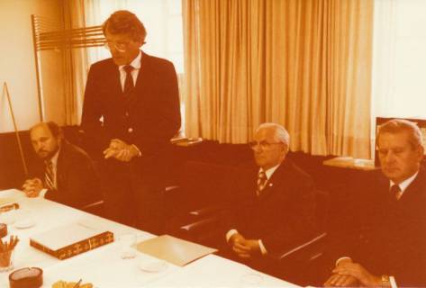 ARH Slg. Bartling 306, Standesbeamter Bernhard Klawitter (2. v. r.) wird von Bürgermeister Fritz Temps verabschiedet, Neustadt a. Rbge., 1980