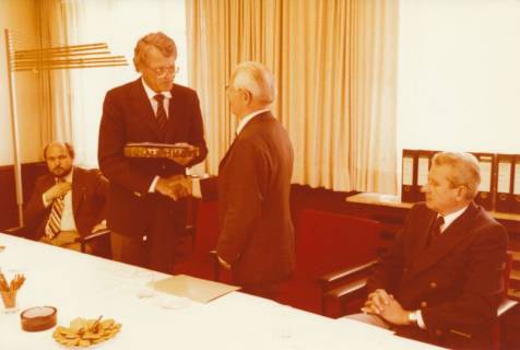 ARH Slg. Bartling 308, Standesbeamter Bernhard Klawitter (2. v. r.) wird von Bürgermeister Fritz Temps verabschiedet , 1980