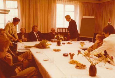 ARH Slg. Bartling 311, Standesbeamter Bernhard Klawitter wird von Stadtdirektor Felix Rohde verabschiedet , 1980