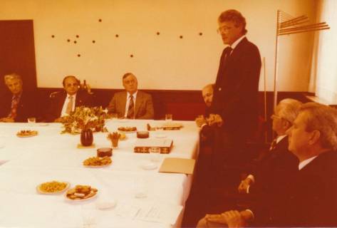 ARH Slg. Bartling 313, Standesbeamter Bernhard Klawitter wird von Bürgermeister Fritz Temps verabschiedet, Neustadt a. Rbge., 1980